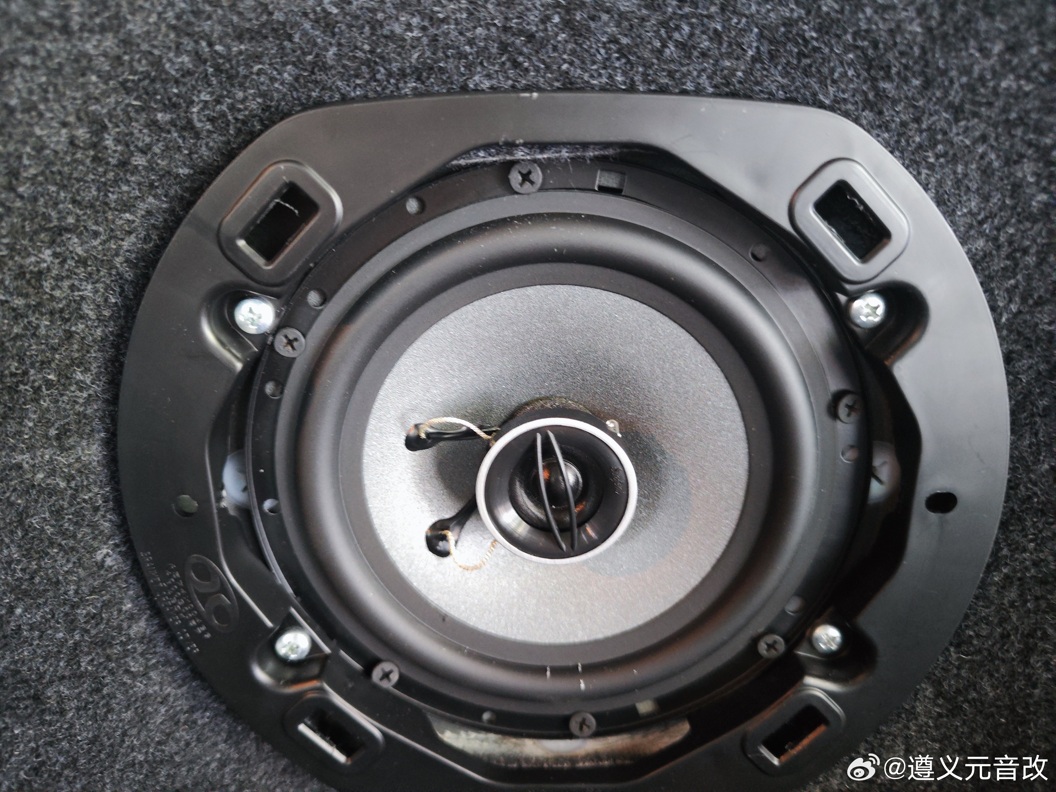 北京BJ40音响改装
🚙谁说硬派越野只配听风噪胎噪？BJ40车主这次玩大了！
🎵前声场劲浪ASE-165两分频——高音通透明亮，中低音饱满扎实，人声乐器分离度拉满；后声场诗芬尼DS602同轴——氛围感直接铺开，后排乘客也能享受“皇帝位”；再搭配卓梦KX460DSP功放，6路大功率输出+精准延时调校，声场宽度 ​