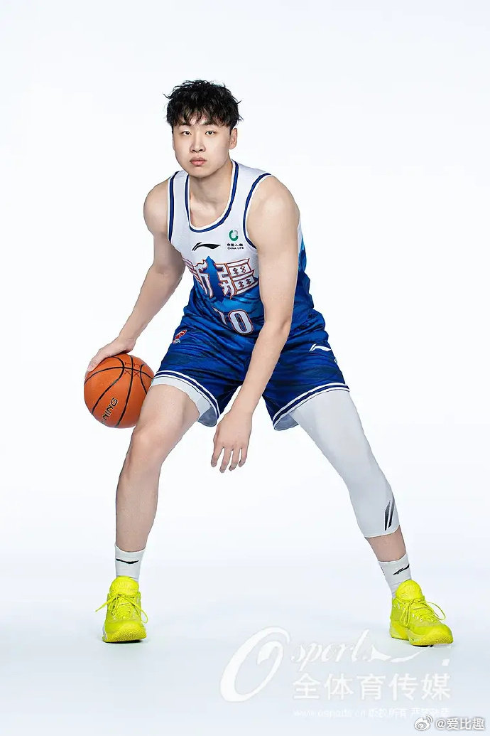 15投2中那晚，没人相信他能拿顶薪。五年后的季前赛，齐麟22投16中轰下40分🏀 今晚新疆主场揭幕，残阵开局，27岁的他得把刀亮出来。努力从不说谎，只是到账慢一点。
#齐麟[超话]##CBA##新疆男篮##齐麟# ​​​ ​​​​