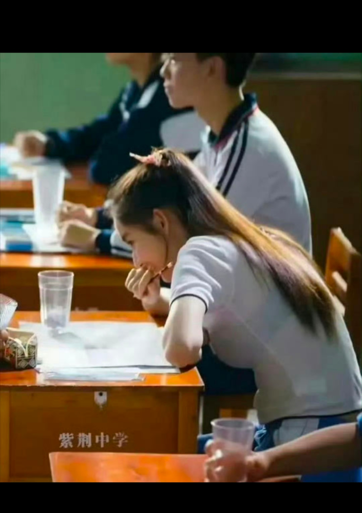 34岁演初中生，双马尾一扎，观众全跑了。
《好好的时光》里，张月演个初中小姑娘。齐刘海，双马尾，校服一穿，镜头怼脸。可那张脸，怎么压都压不住三十多岁的疲惫感。旁边刘奕铁演初三，俩人站一块，像家长会混进学生堆里。
导演刘家成胆儿真大。选角的时候没照镜子吗？
观众不瞎。少女感不是靠两根皮筋勒出来的