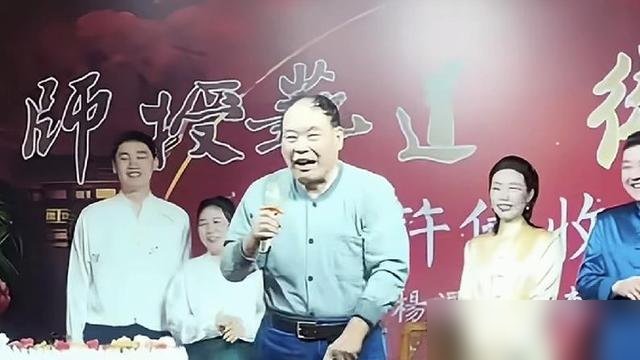 许健收徒现场，赵伟洲张嘴就是一句“把刘俊杰逐出师门”，底下人全愣了。明字辈门长，当众开师弟的“驱逐令”，这玩笑开得比相声还响。
刘俊杰也不恼，立马接梗，弓腰作揖喊“谢门长开恩”。一屋子人笑翻，拜师礼愣是整出了封箱演出的效果。
外人看是闹，门里人懂是亲。敢这么砸挂，恰恰说明关系铁到不怕碎。老辈儿传