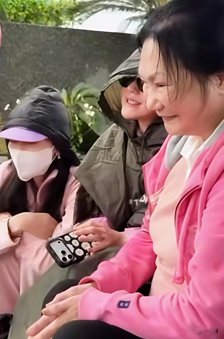 大S的50岁冥诞
除小S与黄春梅外，黑人夫妇与具俊晔也一同到场
众人身着粉色衣衫，在墓前齐唱生日歌
追念这位勇敢又可爱的徐熙媛