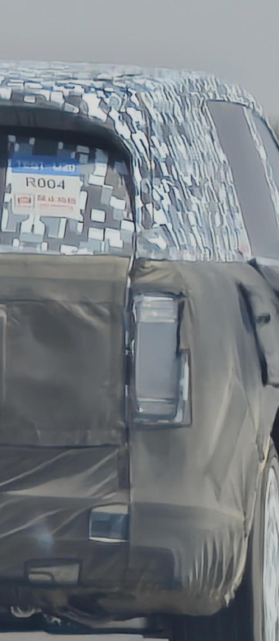 网友偶遇吐鲁番尊界路测车 ​