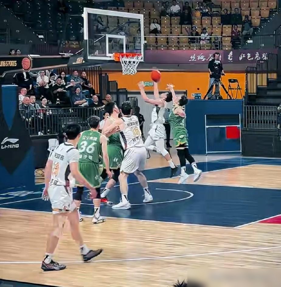 9分钟，7投5中，11分，把赵继伟突成了背景板。四川这19岁小孩，有点东西。
打辽宁那场季前赛，四川全华班，外援一个没上，输了31分。但末节替补上来个骆金州，对着国家队主力后卫就是强突2+1，反击拉杆，背后绕腰过人，球球奔着五佳球去。
更狠的是，这孩子合同已经锁死到2029年，三年培养周期，俱乐