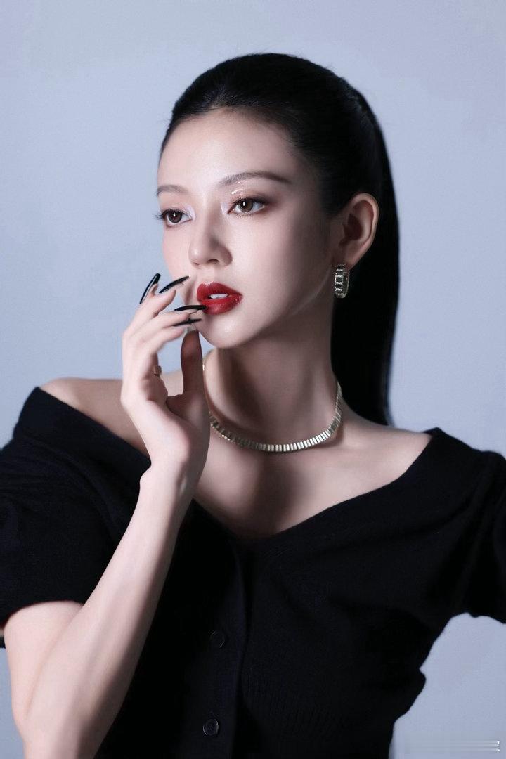 #何瑞贤明明就是神颜##何瑞贤神颜#
何瑞贤神颜名场面太多，浓颜长相自带杀伤力。面部轮廓立体流畅，眉眼深邃动人，兼具清冷与妩媚。原相机抓拍也能稳住状态，五官细节精致耐看，可塑性超强，各类风格都能完美诠释。 ​