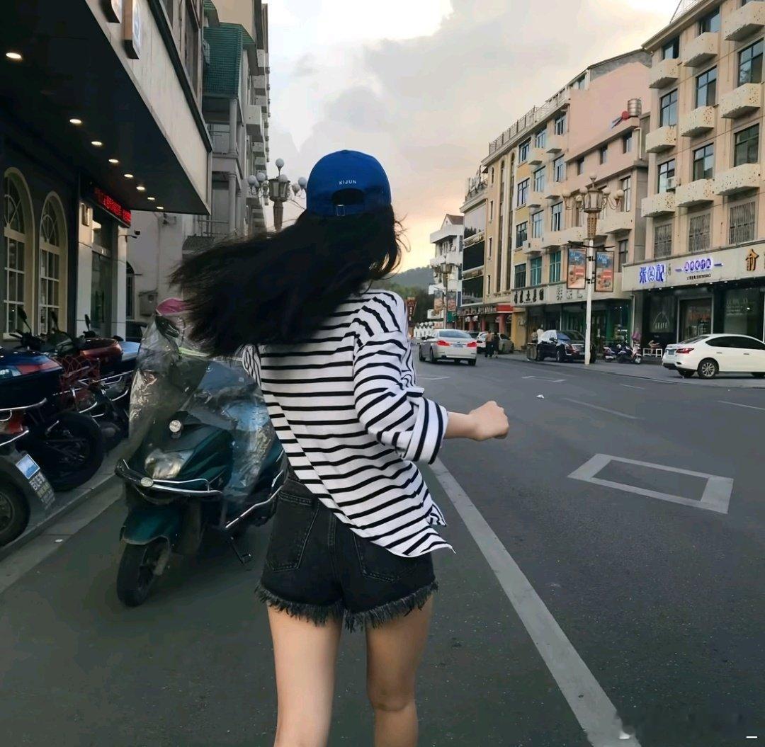 zls#赵露思许妍# zls#赵露思# 
''海上月是天上月，眼前人是心上人'' ​
