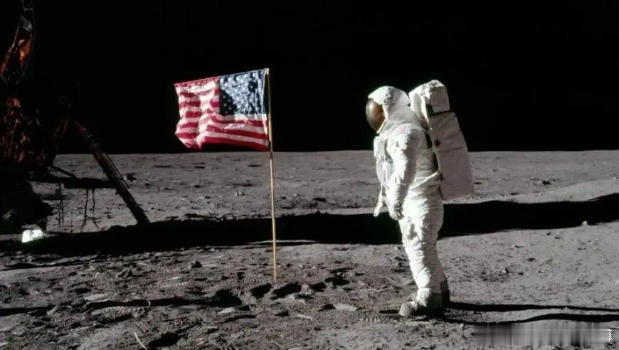 【NASA意外坦白了登月实情】美国国家航空航天局（NASA）局长贾里德·艾萨克曼周六在接受福克斯新闻采访时坦白，如果没有商业合作伙伴的帮助，NASA将无法将宇航员送上月球。
艾萨克曼直言：“没有他们我们做不到。”
据官方人士透露，埃隆·马斯克的公司SpaceX和杰夫·贝索斯的公司蓝色起源负责为NASA制造 ​