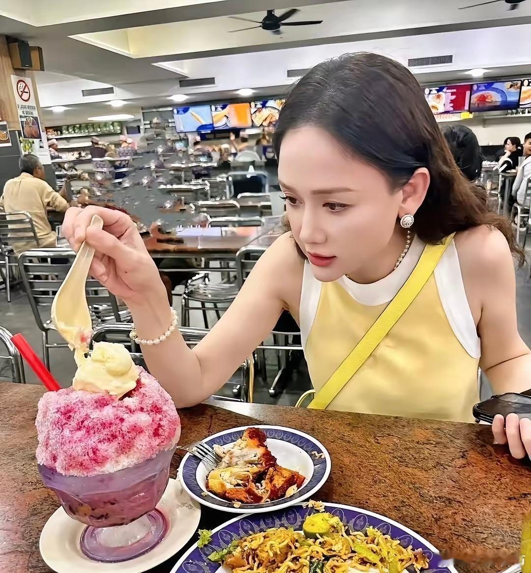 #陈乔恩大排档被偶遇#
陈乔恩在马来西亚美食广场被路人偶遇抓拍，两帧画面观感差别很有意思。

同一场吃饭的场景，第一张因为拍摄角度的缘故，视觉上看着有些陌生；换了一个角度拍摄的第二张，熟悉的状态立刻回来了。

果然路人抓拍特别考验光线和角度，一点点机位、低头的小动作，都会带来不一样的观 ​