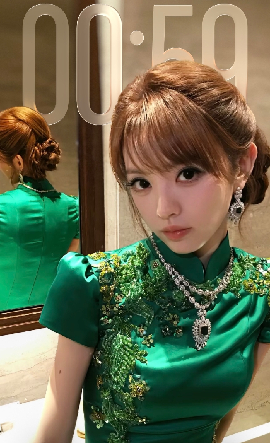 谁能想到啊，
直到看到田曦薇穿旗袍的照片，
才知道甜妹长相和旗袍居然这么适配！
之前总以为旗袍是成熟温婉的专属，直到看见田曦薇的造型才打破固有印象。圆圆的杏眼、灵动的梨涡，自带少女元气，搭配剪裁得体的旗袍，甜而不腻，古韵又鲜活。
一袭旗袍衬出柔和身段，安静站着是古典温婉的江南少女，一笑又变回元气满满