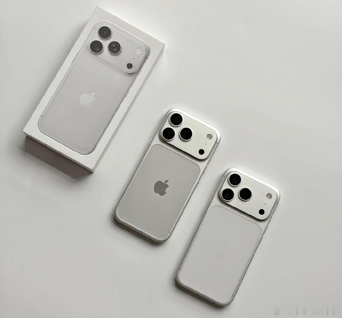 同样是铝金属一体成型机身＋背面超瓷晶面板，iPhone 18 Pro的同色系和iPhone 17 Pro的拼色系，哪种更好看？ ​