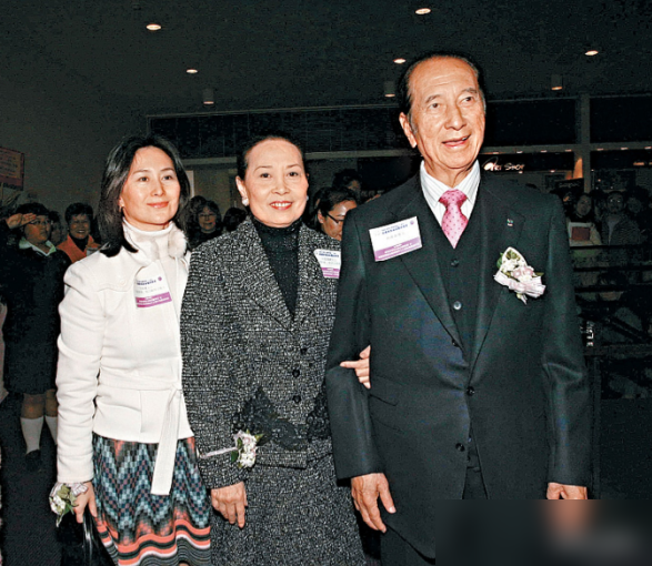 1986年，65岁的何鸿燊搂着26岁的梁安琪跳完一支舞，转手就把她安排进了赌场当文员。
三年后求婚，寿山村道三千尺的房本，直接写了梁安琪的名字。
消息传回大房，黎婉华已经病得没力气问。
二太蓝琼缨最炸，她压根没想过丈夫会玩真的，毕竟自己陪他打下了半壁江山。
三太陈婉珍最得体，对着镜头只丢下一