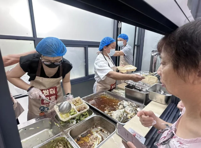 【饭菜热乎，人心更热乎~在这个美好馆里，“爱”不止是饭菜】海沧首个一站式“银发经济产业平台”来了！海投集团党委以近邻党建为引领，深化“国企+社区”共建，打造海投康养美好生活馆。馆内引入海虹社区食堂，拒绝预制菜、每日鲜采现炒，15元享两荤两素加靓汤主食，助餐补贴直达群众，让长者从“做饭 ​