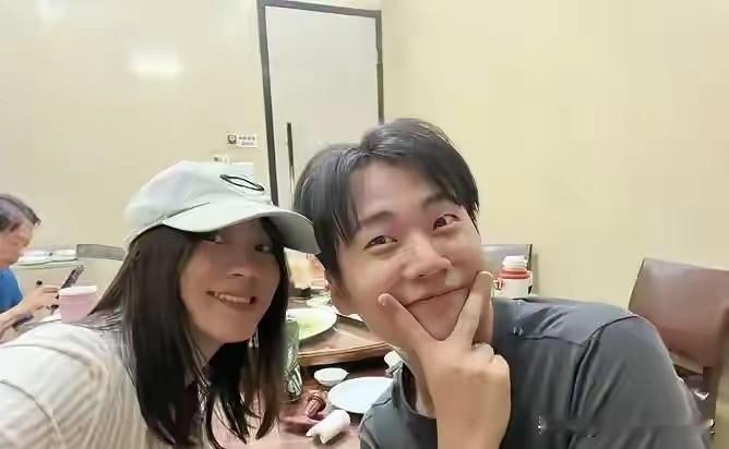 郭麒麟和演员黄璐聚餐合照流出，饭局随手自拍氛围感满满。
 
照片里黄璐戴着浅灰色棒球帽，笑容清爽；郭麒麟则用手托着脸蛋，眼睛睁大，搞怪卖萌，画面轻松又欢乐。桌上摆满餐盘，是好友相聚吃羊肉火锅的休闲时刻，陈明昊、张子贤也一同赴约。
 
卸下荧幕上的角色光环，私下里的郭麒麟随性幽默，和好友相处自在松弛，