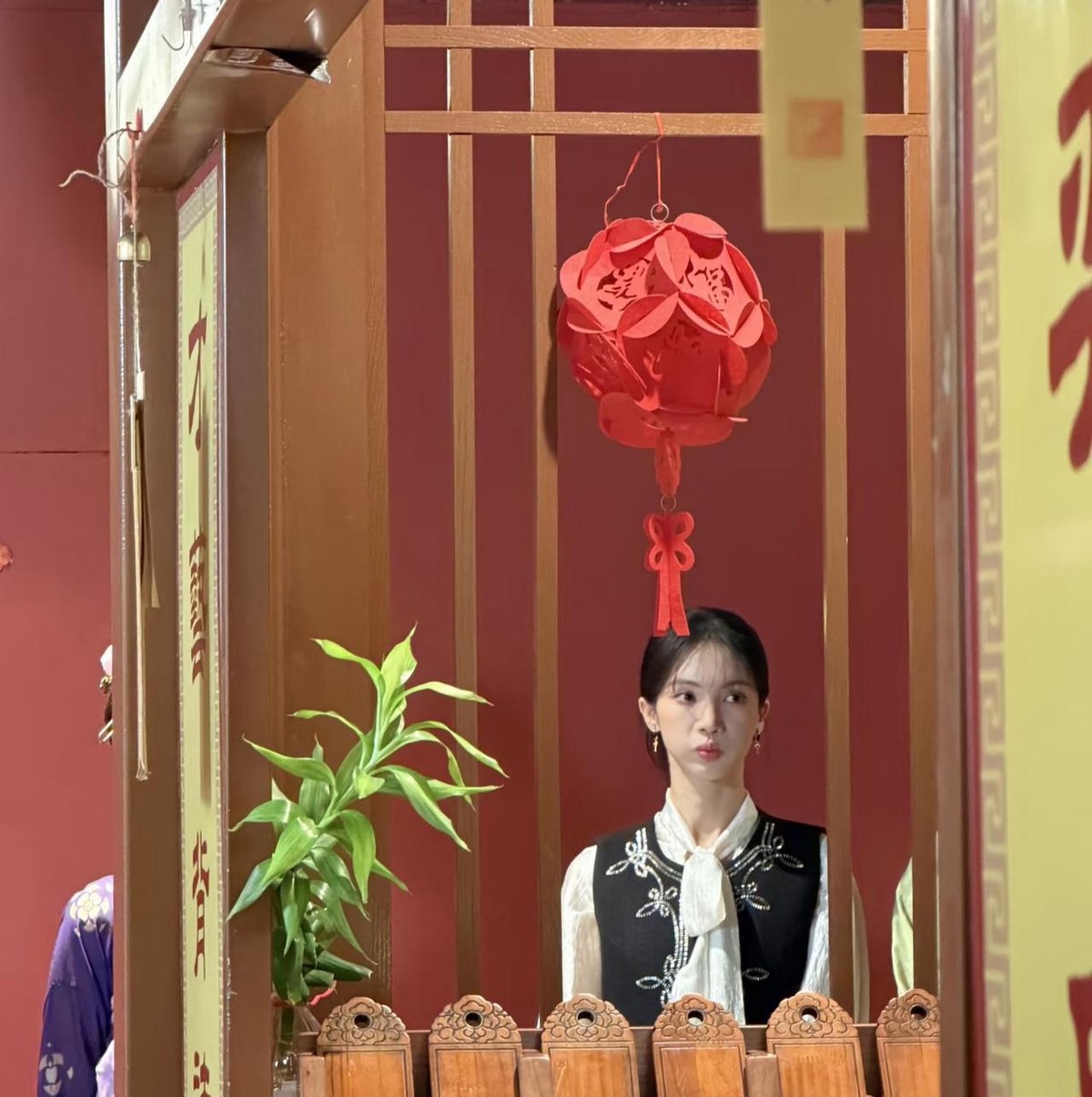 2023年《孤注一掷》票房38亿，金晨是女主；2026年10月，她站在西安长安十二时辰的路人手机里，鼻头圆钝，嘴一笑就往右边扯，旁边央视主持人刘心悦的评论区刷的是“主持人比明星耐看”。
这个画面传开之后，网易2026年10月22日的稿子写得很直白，说她鼻翼横向撑开，鼻头圆钝厚重，只要开口说话、展露笑
