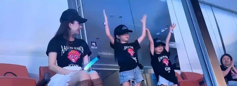 60岁郭富城藏了8年的俩闺女，昨晚在深圳万人面前干了件让全场尖叫的事，老婆方媛在台下看得眼眶都红了
深圳体育中心那一晚，郭富城在台上刚唱完一首快歌，突然停住，把目光投向观众席。镜头跟着摇过去，两个戴鸭舌帽的小女孩，一个九岁，一个七岁，正对着大屏幕咧嘴笑。全场愣了两秒，紧接着是炸了锅的尖叫。
这是郭咏
