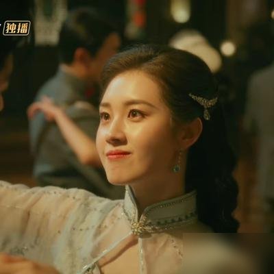 刚签完10年卖身契，转头就被告上法庭，这姐们是真敢。
郭宇欣，短剧圈顶流，靠竖屏杀出来的。现在往长剧挤，新戏《玉簟秋》演反派女二，10月12号刚开播。结果弹幕全在盯她门牙，说上唇薄、一做表情就出戏。
戏还没播完，老东家先炸了。9月23号发声明，说她私自接活，违约。她反手就甩回去，说对方拖欠报酬，