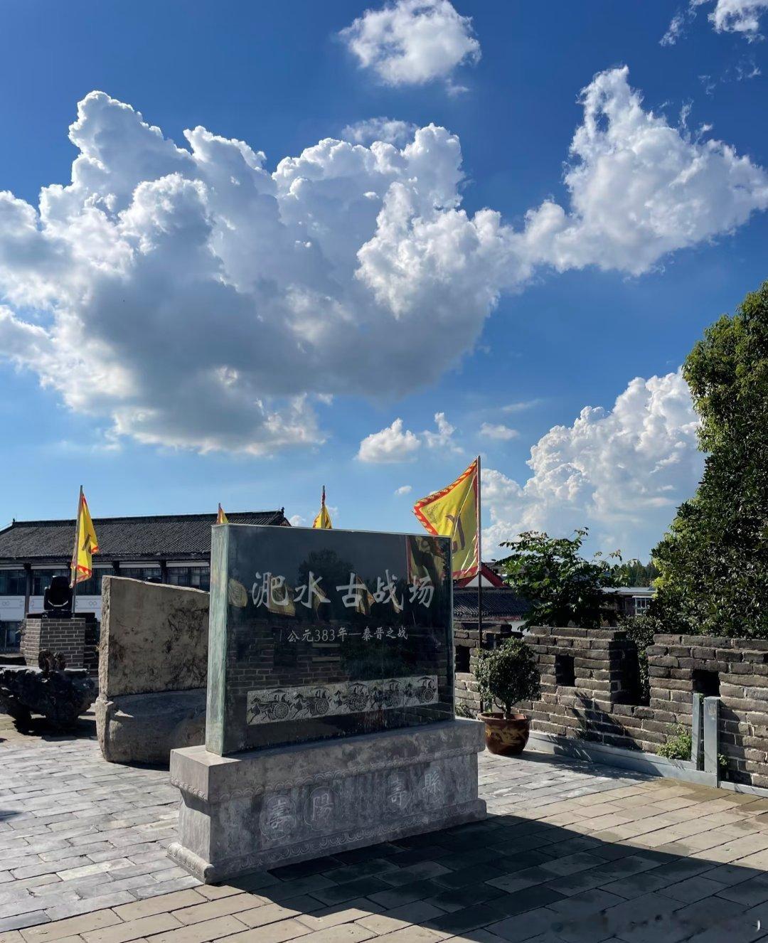 提车那天我站在店门口，钥匙攥手里，有点发懵。长这么大，这是第一台真正属于我的车。以前出门全靠打车和蹭朋友的车，去哪儿之前都要先在心里算一遍：远不远、值不值、回来晚了怎么办。算来算去，最后都在楼下那几家店解决，周末就这么过去了。
有了深蓝 S07 之后，这个"算"字好像自动消失了。
最先变 ​