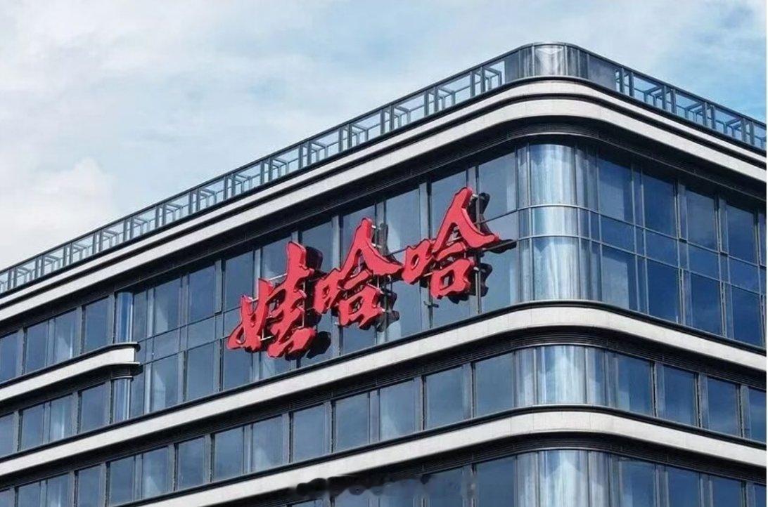 #娃哈哈许思敏#
国民饮料品牌娃哈哈再遇高层变动。据媒体多方信源消息，集团董事长、法定代表人许思敏近日传出离职，接任尚不足一年，工商信息暂未更新，下一任人选还没有最终敲定。
 
94年的许思敏是法务出身，由宗馥莉提拔，擅长商标与合规事务，去年宗馥莉卸任之后走到台前，一人兼任董事长、总经理 ​