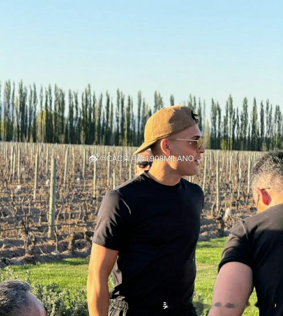🍷⚽ 劳塔罗与妻子阿古斯蒂娜在门多萨共赏日落
 
国际米兰队长和妻子在酒庄度过了惬意的午后，劳塔罗一身休闲穿搭，阿古斯蒂娜则身着全黑套装，搭配一顶牛仔风格的帽子，格外亮眼。伴着音乐、好友与美酒，酒庄位于卢汉德库约的拉斯孔普埃尔塔斯，是二人共同参与的葡萄酒项目。 ​​​