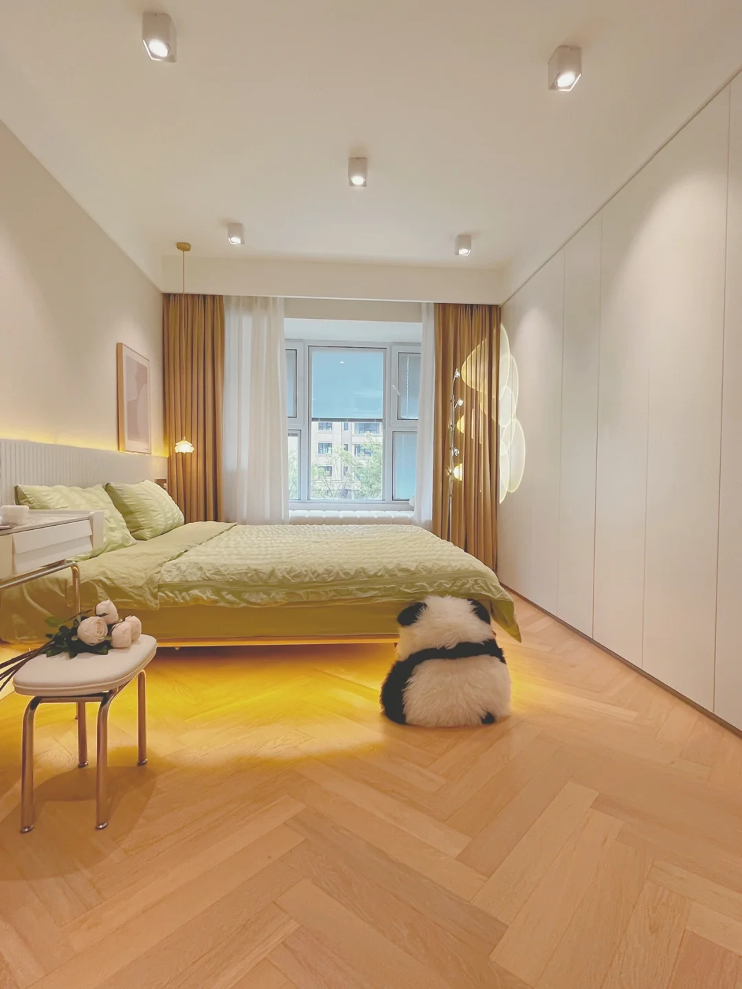 家人们，真的是10平米的小卧室，床尾柜yyds！