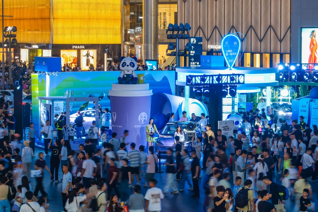 捷达×茶百道联名开店：首款电车M6亮相成都