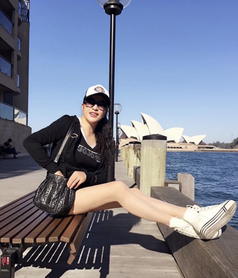 刘晓庆最新写真大片，肤白貌美大长腿，近80岁老妪宛如三四十岁少妇。