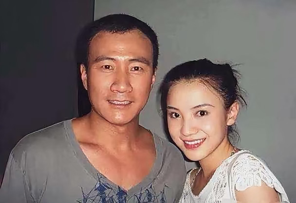 宋佳和胡兵当年的一张合影照。