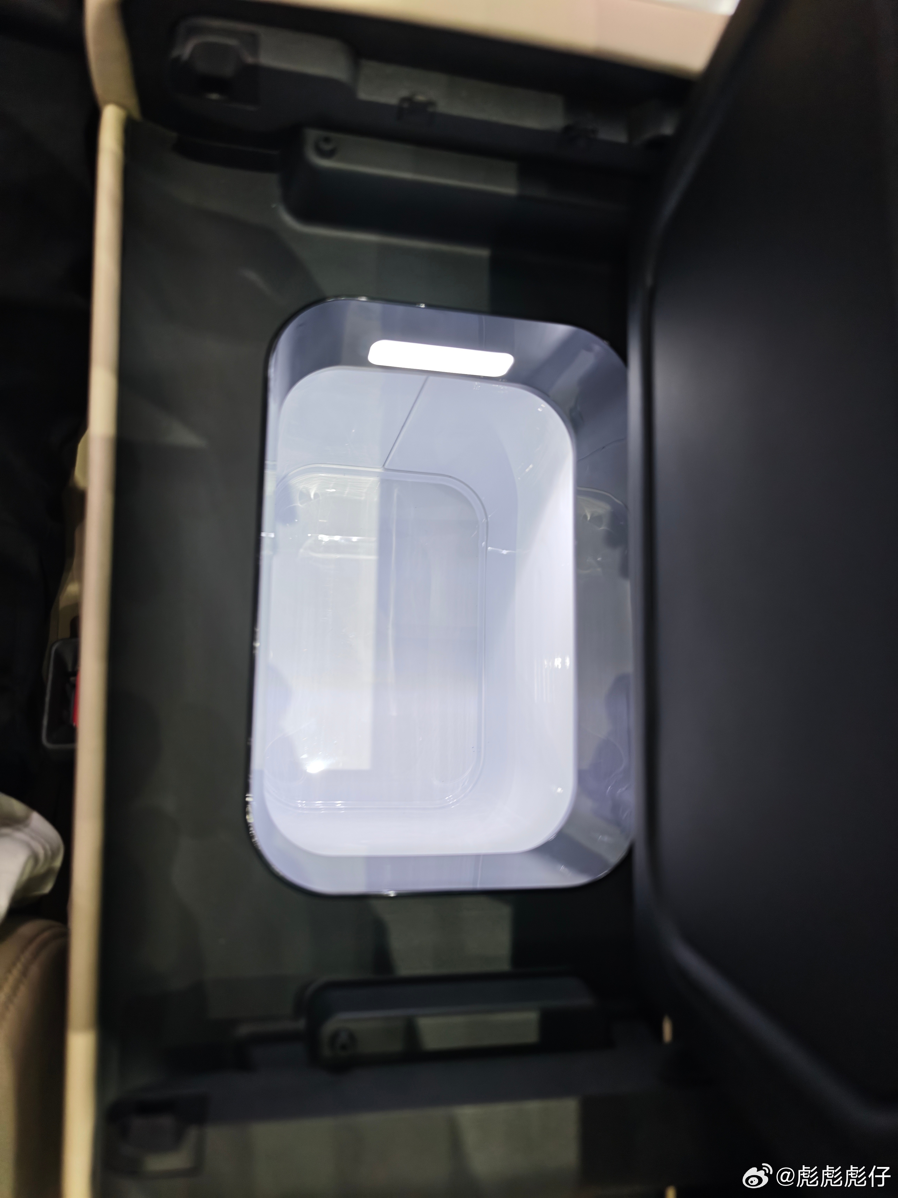 偶遇那台昊铂S600是在店里的的展车区，没多想就走近了。单电机后驱，250千瓦功率，零百加速6.5秒，城市里超车真不费劲。最戳我的是800V快充，30%到80%就15分钟，中午吃饭的功夫电就满了。纯电表显续航660公里，我的话一周一充完全够用，后排空间能塞下全家的行李，坐进去也不憋闷。智驾系统很安静，堵 ​