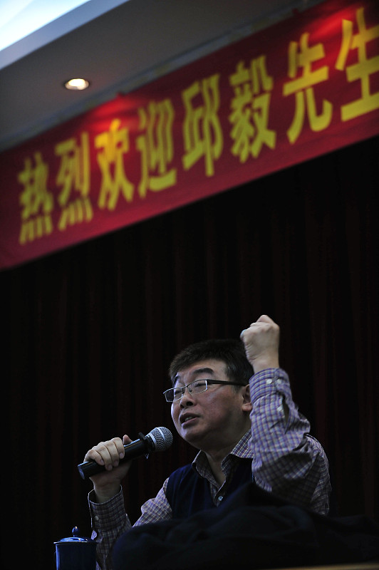 最近刷到邱毅关于台海形势的分析，感觉点破了不少岛内当下的真实氛围。
前几年岛内不少人还被绿营洗脑，抱着“维持现状就能一直混下去”的幻想，刻意回避统一相关的话题，现在这层窗户纸快被戳破了。解放军常态化台海警巡早就打破了所谓的海峡中线，演训全按自身战略节奏走，“台独”能活动的空间被压得越来越小，普通人站