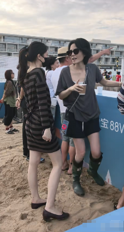 57岁的王菲现身阿那亚音乐节，人又高又瘦，打扮特新潮像个小姑娘似的，难怪王菲前夫李亚鹏总爱称:我的高中女生。老实说，王菲短袖短裤配短靴子，酷酷的样子比女儿李嫣还要讲究，不愧是衣服架子。音乐节的现场，王菲心情很好，本人没有年轻时那么高傲清冷，人随和又漂亮，爱情的力量让她宛如新生！你们觉得呢？

穿搭很