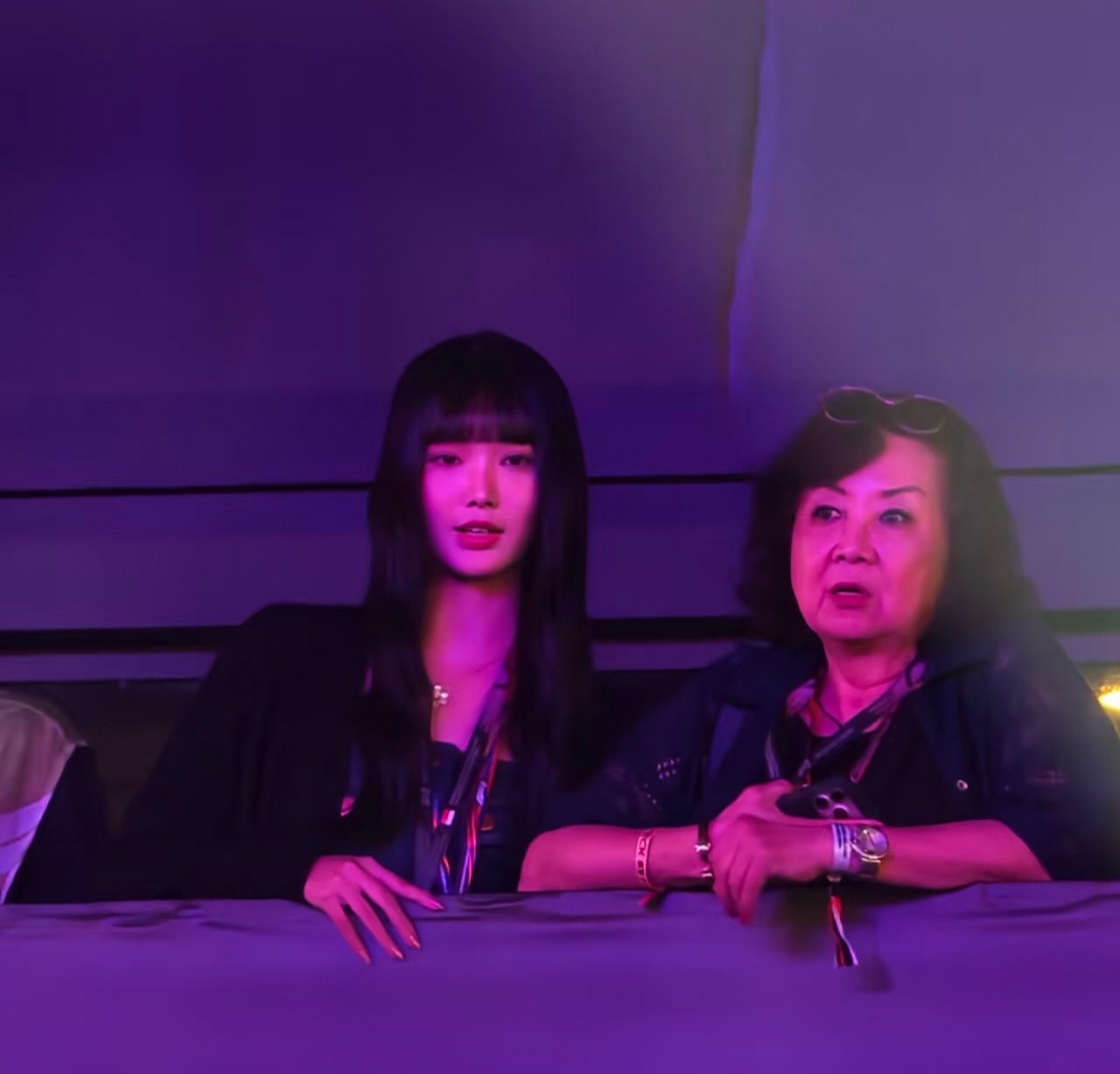 林俊杰妈妈和女友七七在赛车活动上同框，她留着标志性的齐刘海黑长直造型，身着黑色休闲外套，眼神专注地望向演出方向，神态松弛又带着满满的期待，整体状态放松自然，打扮时尚，长得挺漂亮的，少女感满满！
这是林俊杰作为压轴嘉宾登台演出时，台下被路人拍到的同框画面，她们相邻而坐，互动自然融洽，身旁还有一位随行工