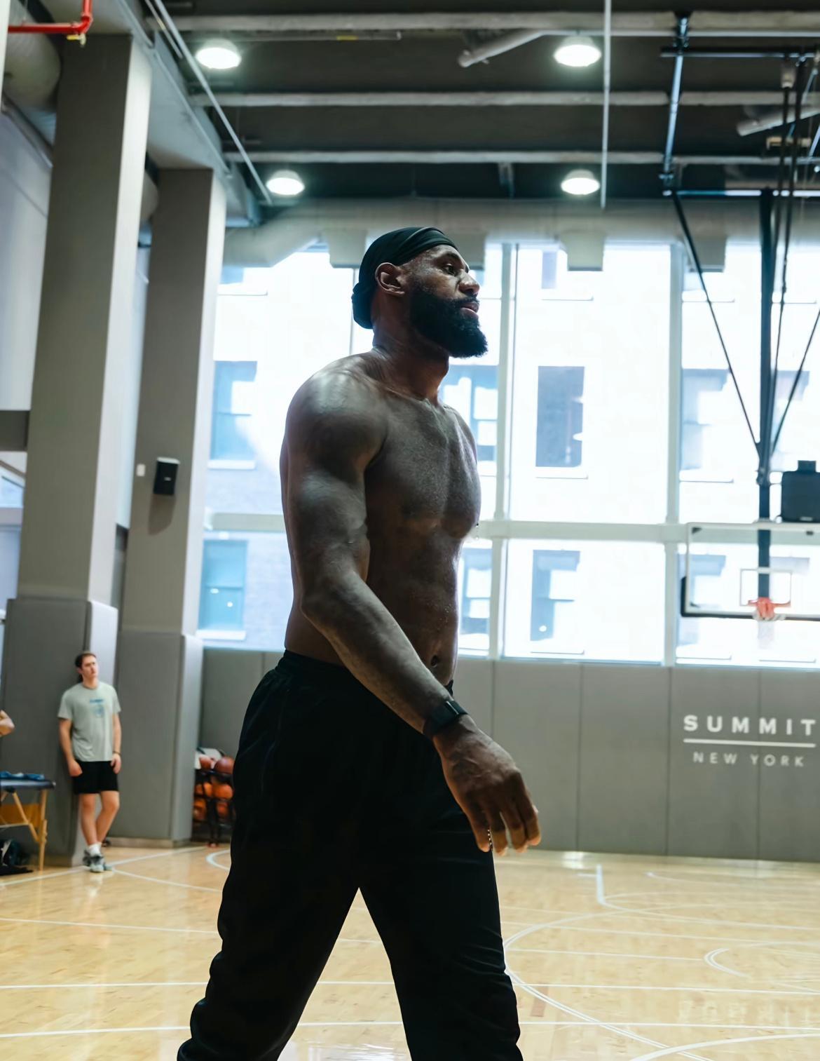 #詹姆斯距NBA总收入第一仅差180万#
最新薪资统计数据出炉，勒布朗‑詹姆斯距离登顶NBA历史生涯薪资总收入榜首，只剩下180万美元的微小差距，这项纪录近在眼前￼￼￼。

历经二十余载NBA征程，辗转骑士、热火、湖人等多支球队，詹姆斯不断刷新自己的薪资累计数值。漫长职业生涯里，他先后签下多份重磅合 ​