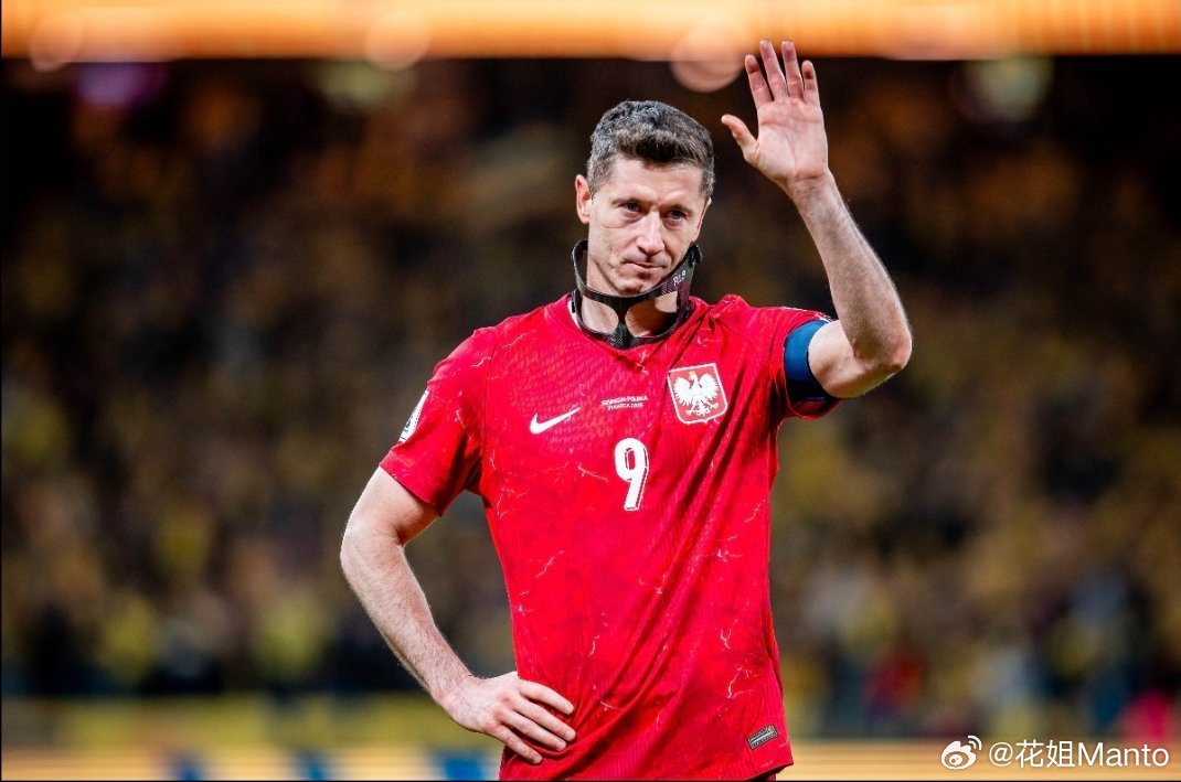 莱万多夫斯基（Robert Lewandowski）波兰现代全能中锋标杆，人称“九五至尊”。无球跑位极其聪明，擅长寻找防线空隙，反越位能力强；左右脚射门均衡，头球功底扎实，门前冷静高效。既能禁区抢点终结，也可以回撤拿球做支点、串联队友。进球稳定性极强，常年保持高产，是足坛历史顶级射手之一。 ​​​
