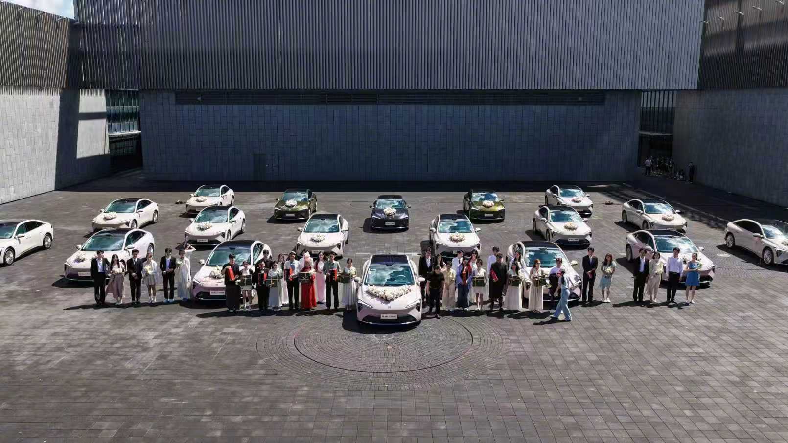 【不造"速成车"，别克至境L7纯电8月19日上市交付】新能源车迭代越来越快，"一年换三代"的背后，是消费者对仓促上马、拿用户当试验品的担忧。
8月19日上市的别克至境L7纯电，走的是另一条路：#别克爱的主打车七夕满配出发#，奥特能平台累计56亿公里零自燃，电池热扩散测试标准最高达国标168倍，完成77项 ​