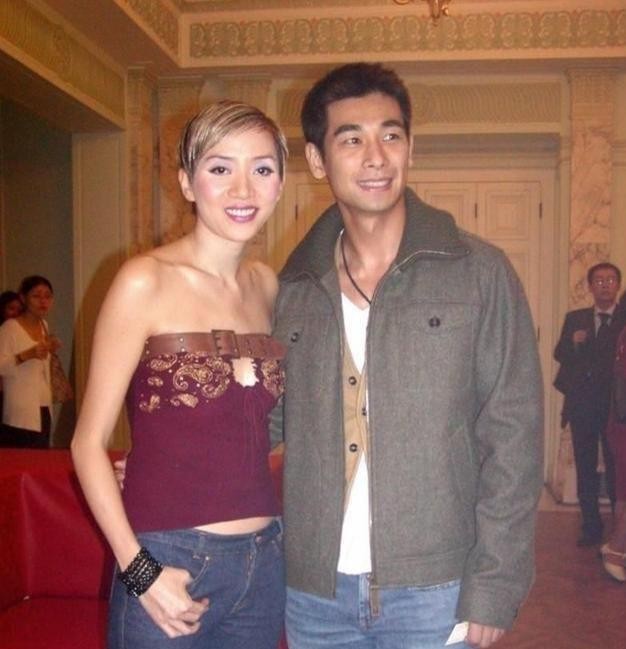 梅艳芳的骨灰被人从存放处取走，时隔近三个月仍未寻回，这桩离奇事件刺痛了许多人的心。2003年11月，梅艳芳拖着病体在红馆开演唱会，赵文卓曾到场陪伴；她离世后，他在公祭现场送上花圈，写下“此生至爱，一路好走”。多年过去，故人早已长眠，却连最后的安宁都难以保全。赵文卓有没有公开表态并不重要，真正令人心寒