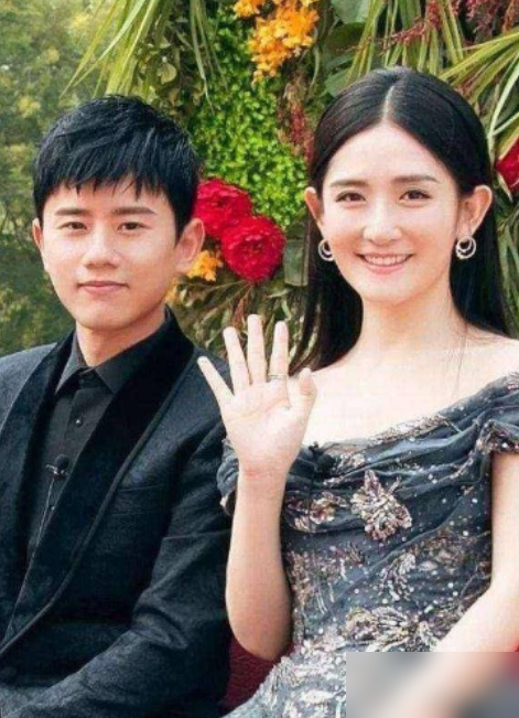 2011年，张杰跟谢娜准备结婚，张杰跟谢娜提出要拿8000万，在上海汤臣一品买一套550平的大房子。谢娜知道后却拦住了他：你别管，房子的事情交给我。
最后怎么着？这套大房子他们确实住进去了，但根本没掏那8000万，而是改成了租房。
这顿操作在当时可把不少人弄懵了。在那个买房是硬道理的时期，很多人