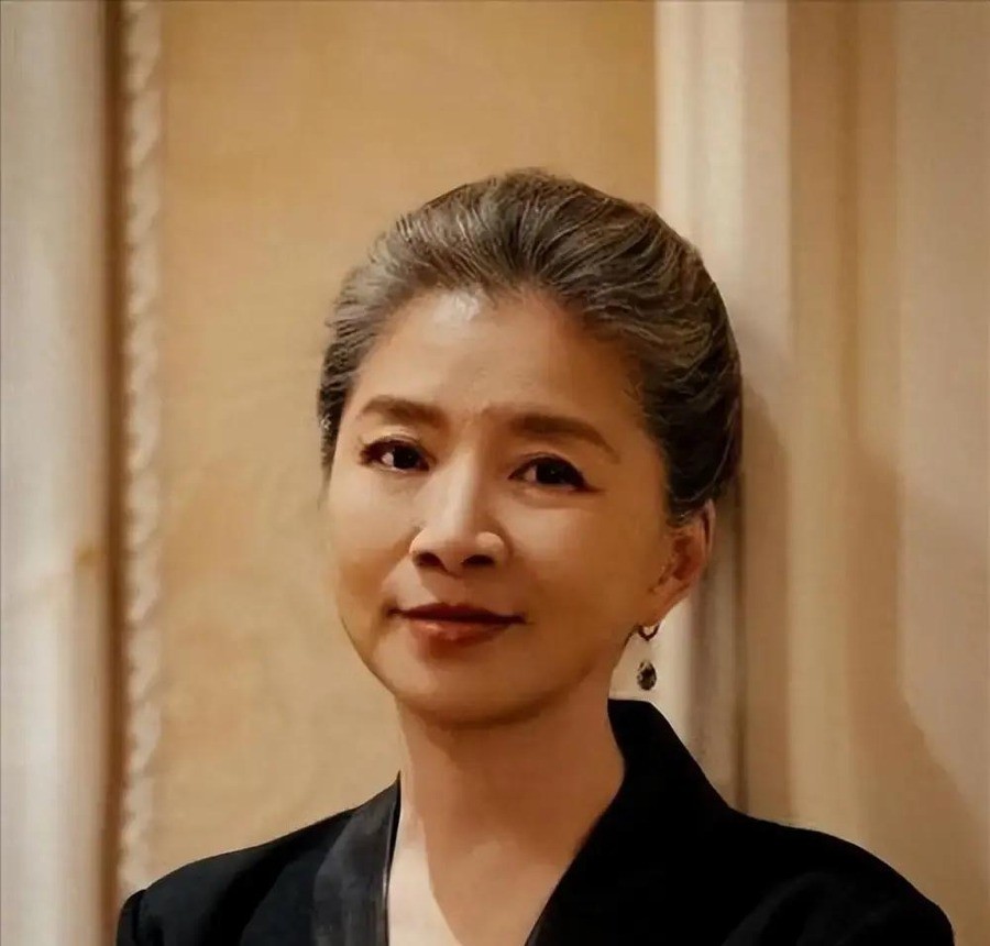 金鹰奖最佳女配大热倒灶，迟蓬凭大脚娘拿白玉兰却再次空手，梅婷半路截胡，观众心疼的不是她没奖，是演技派总在陪跑
9月29日晚长沙，第33届金鹰奖最佳女配角开奖，梅婷凭《生命树》获奖。而全场呼声最高的两个人——迟蓬和蒋欣，双双落空。
这个结果之所以炸锅，不是因为梅婷不好，而是因为“大热门被截胡”这件事本