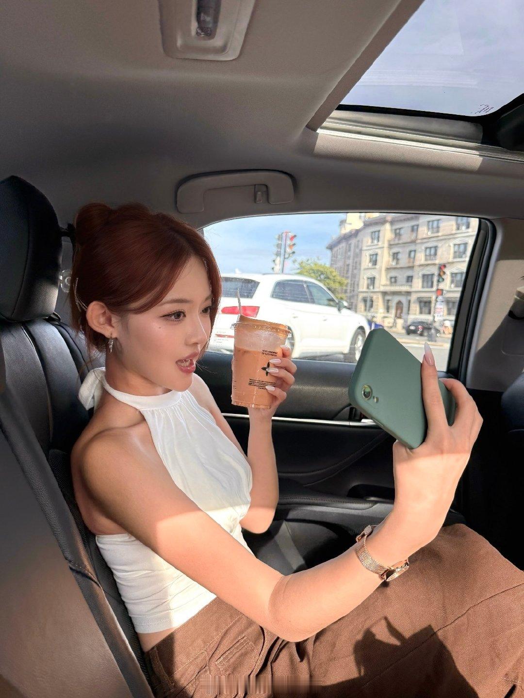 开豪车戴劳力士的有钱人也还在用iPhone Xr！ ​