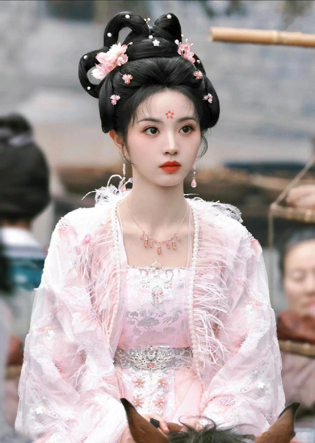 #谁能拒绝醉酒版田曦薇#

《逐玉》这段即兴醉酒戏，成为难以复刻的名场面。剧本只写微醺倾诉，田曦薇临场顺势发挥，张凌赫本能的反应，没有刻意设计，满是真实的心动。

樊长玉平日里飒爽果敢，醉酒之后眼眸朦胧，化身软萌小猫。刚与柔的反差感，把角色的魅力尽数释放。自然细腻的微醺演绎，让这场戏跳出套路，格外动人。

不依靠夸张动作，仅凭眼神与神态，就把醉意氛围感拉满，这就是演员的灵气。