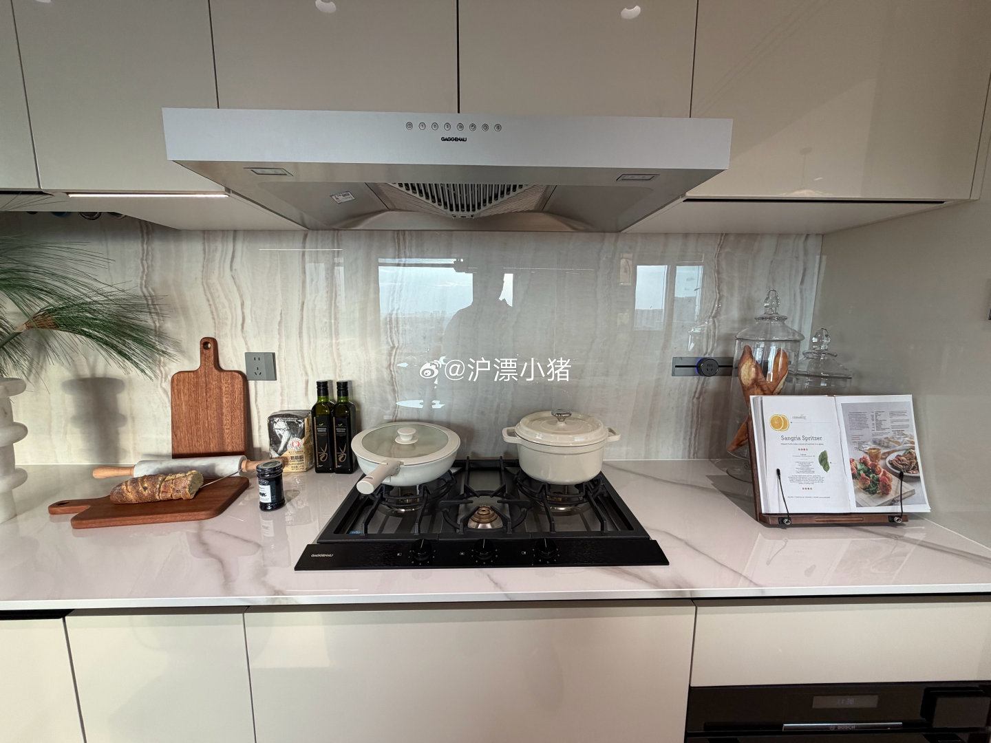 #假期出门哪些家电要提前检查# 假期远行，很多人只记得锁门，却忽略家电潜藏的安全隐患。短途出游和长途旅行，家电处理方案完全不同，断电、待机、断气，三者千万别混淆。

冰箱：唯一建议持续运行的大件家电
短途出行保留通电，清理发霉、易腐食材，检查门封条；如果外出超过10天，建议清空冰箱断电，防止压缩机长期故障，返家后食材全部腐败。

燃气设备（燃气灶、燃气热水器）：重中之重
无论长短途，离家都建议关闭燃气总阀门。电器开关关闭只是切断电路，阀门才能阻断燃气泄漏；同时检查软管有无开裂老化。电热水器可断电，防止温控失灵干烧。

空调、洗衣机、各类小家电：优先拔插头
电器关机后，很多设备依旧处于待机状态，持续带电。长时间外出拔掉插头，规避线路老化、雷击引发起火风险；同时检查洗衣机进水管，防止水压波动爆管漏水泡家。

容易被忽视的隐患
油烟机表面油污堆积，高温下有起火风险；老旧排插不要持续通电；鱼缸水泵、监控摄像头这类特殊设备，根据需求单独评估。

你出门前会逐项检查家电吗？有没有踩过家电隐患的...