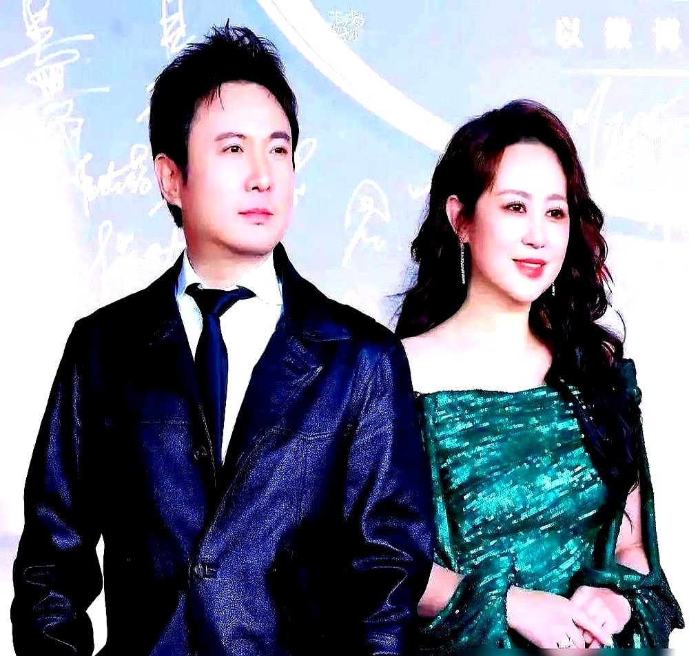 沈腾在台上突然说：“我这辈子，最恨两个人。”

全场一下就安静了。

他接着说：“一个我爸，一个我妈。”

气氛更僵了，旁边的马丽赶紧接话：“因为他们把你生得太好了？”

沈腾立马一脸“你懂我”的表情：“可不是嘛！想低调，实力不允许啊！”

台下笑疯了。

能瞬间接住你所有梗的人，真的不多。换个人，