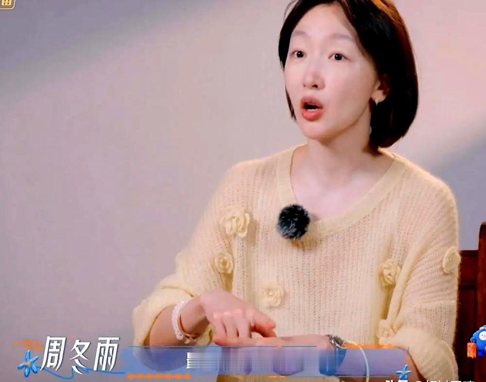 凌晨四点，监控拍下林依晨抱着枕头，悄悄溜出卧室，蜷缩在客厅沙发上。

天亮后，王可第一个发现，瞬间崩溃，蹲在旁边不停道歉，觉得是自己打呼影响了她。邓为更是直接要“负荆请罪”，说都怪自己。

沙发旁三个人围着，争着把责任往自己身上揽。其实前一晚，林依晨和周冬雨同床，两个人都没睡好。她怕影响大家第二天的