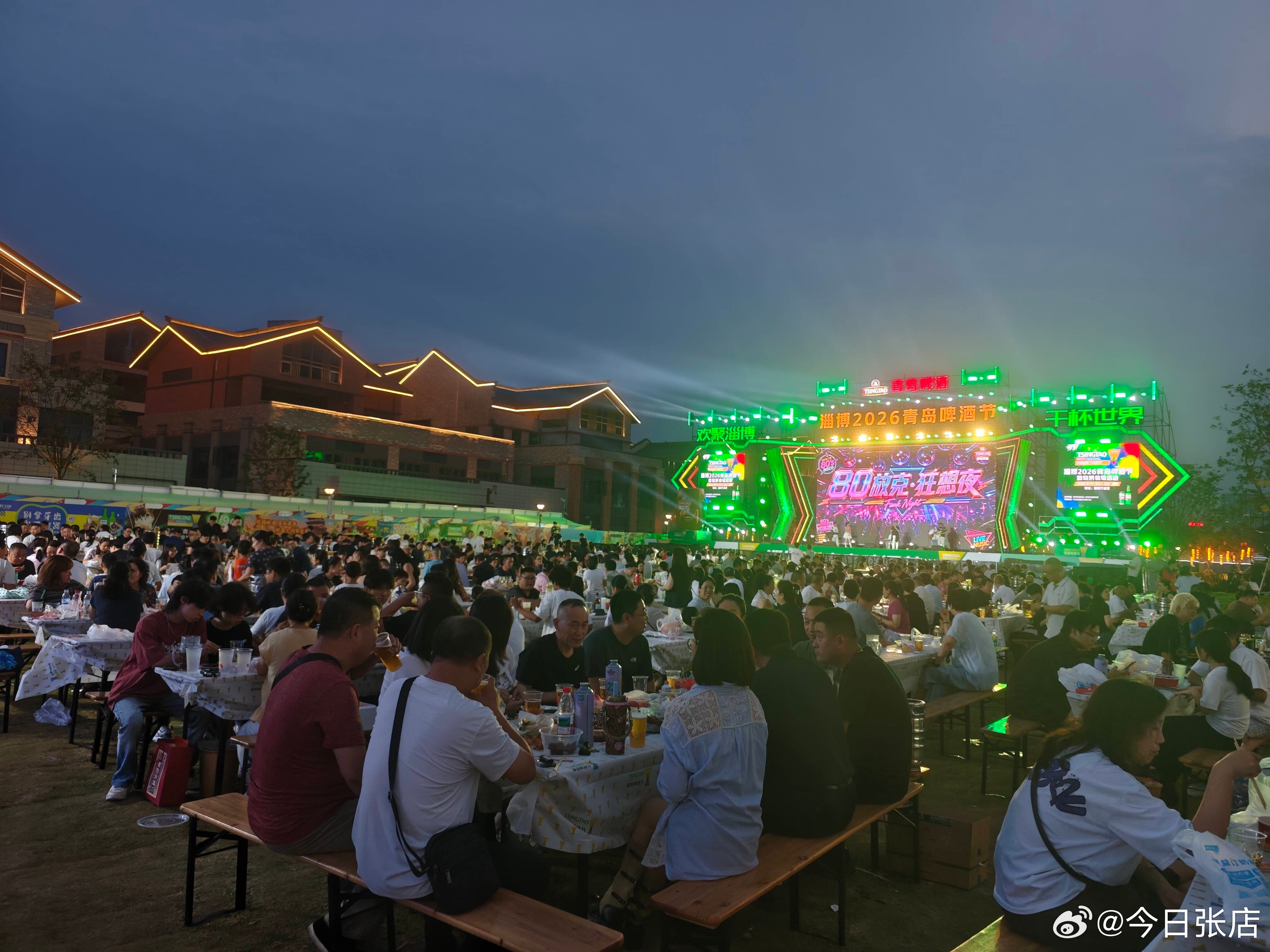 【张店：啤酒节场内的“清洁卫士”与“守护者”】淄博2026青岛啤酒节正在火热进行中，这场集啤酒、美食、音乐于一体的夏日盛会吸引了八方来客。在流光溢彩的会场背后，有一群身着“蓝马甲”的青年志愿者，他们用热情与汗水，在检票口、会场内、每一个需要帮助的角落，默默守护着这场城市盛宴。

据了解 ​