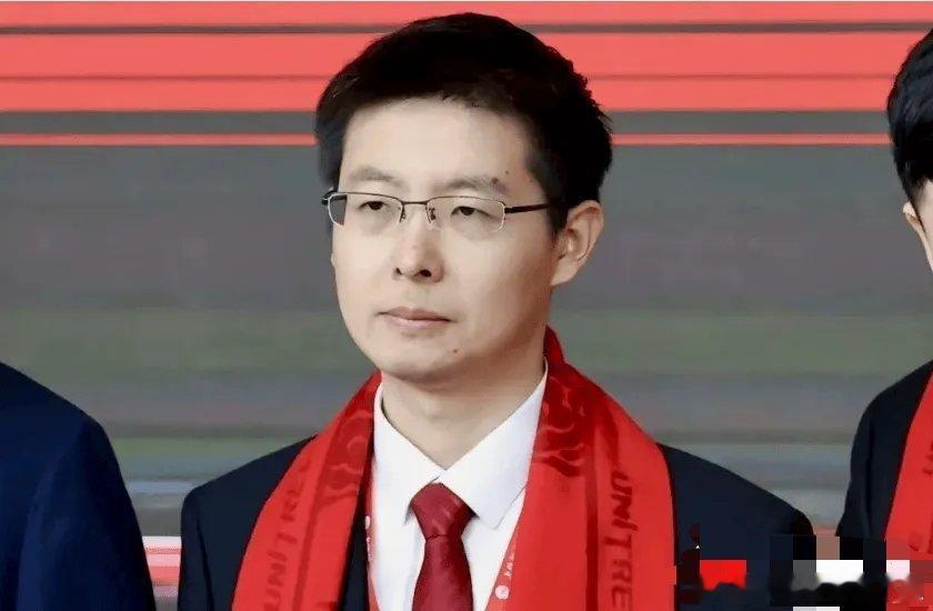 宇树科技被全网吐槽，创始人其实有点冤？
 
现在网上不少人骂宇树科技、骂王兴兴，但客观看，创始人其实挺委屈。
 
原本发行方案发行价104元，对应市值400亿，这个估值放在人形机器人赛道，属于相对合理区间。
结果上市集合竞价直接被市场炒到1100元，市值狂飙至4400亿，直接翻十几倍。不少人留意到敲 ​