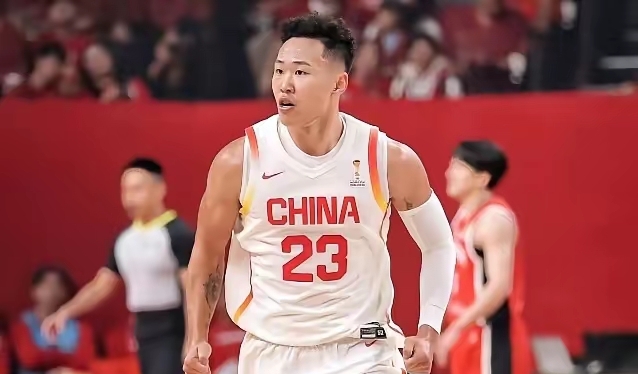 2场世预赛打完，中国男篮这两人真的可以放弃了，真的卧底
1、贺希宁
 
不少球迷原本对他寄予厚望，但最近一系列大赛表现，完全达不到国家队标准。
他的短板在高强度对抗下被无限放大，一旦遭遇对手包夹，基本没有自主处理球的能力，进攻直接断电。防守端习惯盲目下手切球，结局基本都是送犯规、送罚球，特别不划算。