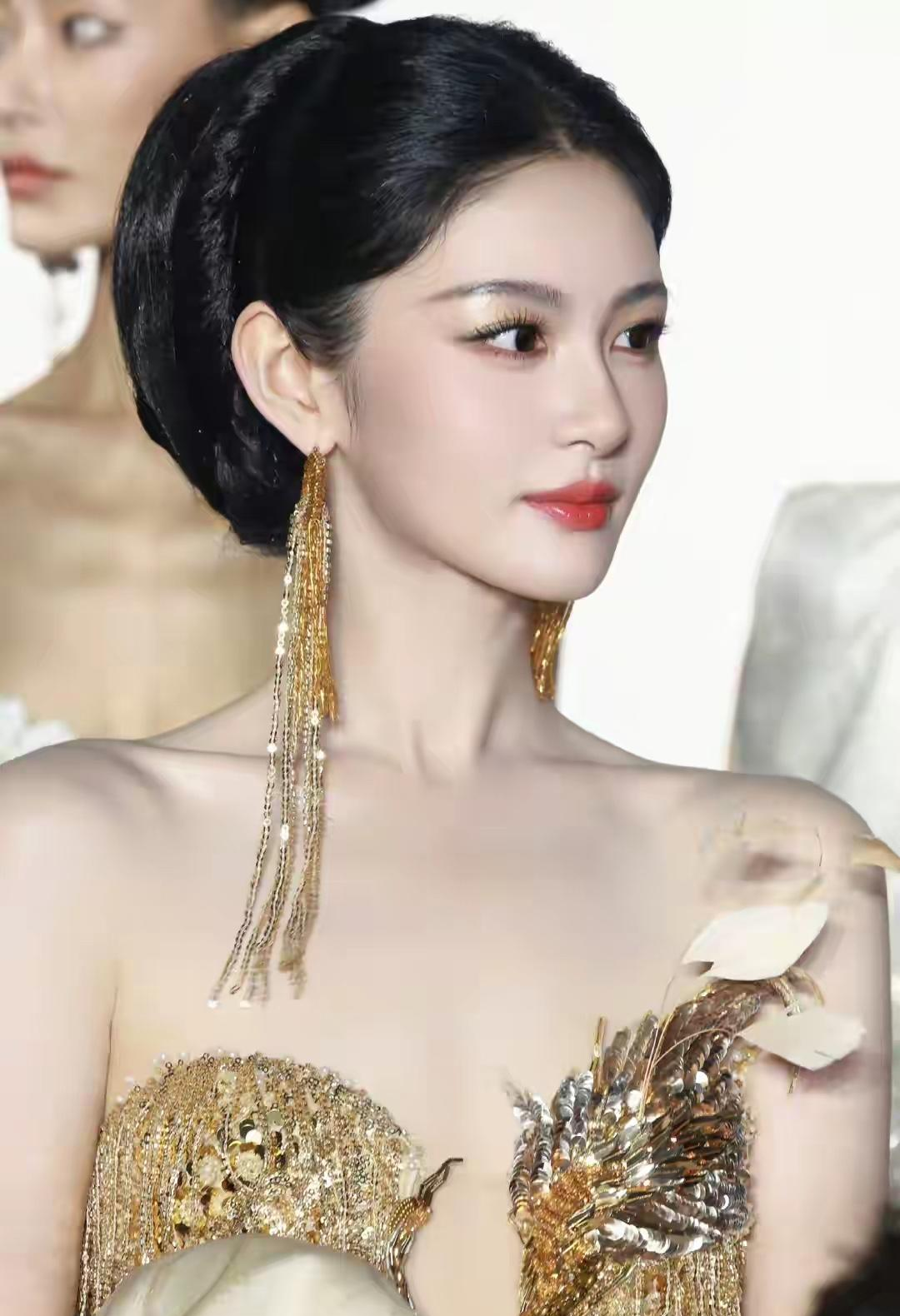 最近看到演员赵晴的新造型，大家都在讨论她变美了。
以前她经常因为头型偏扁、在镜头里显笨重被大家说，但这次她换了个把后脑勺垫起来的盘发，整个人的气质突然就不一样了。
其实想想，她本来五官和身高底子就在那儿，以前可能就是没找对路子。
就那么一点头发蓬度上的改变，侧脸线条立马就顺了，一下子有了种很端庄的贵