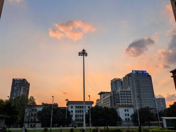 今天科室拍照加上明天答辩，终于嗅到一丝离别味。<br />三元里的天空...