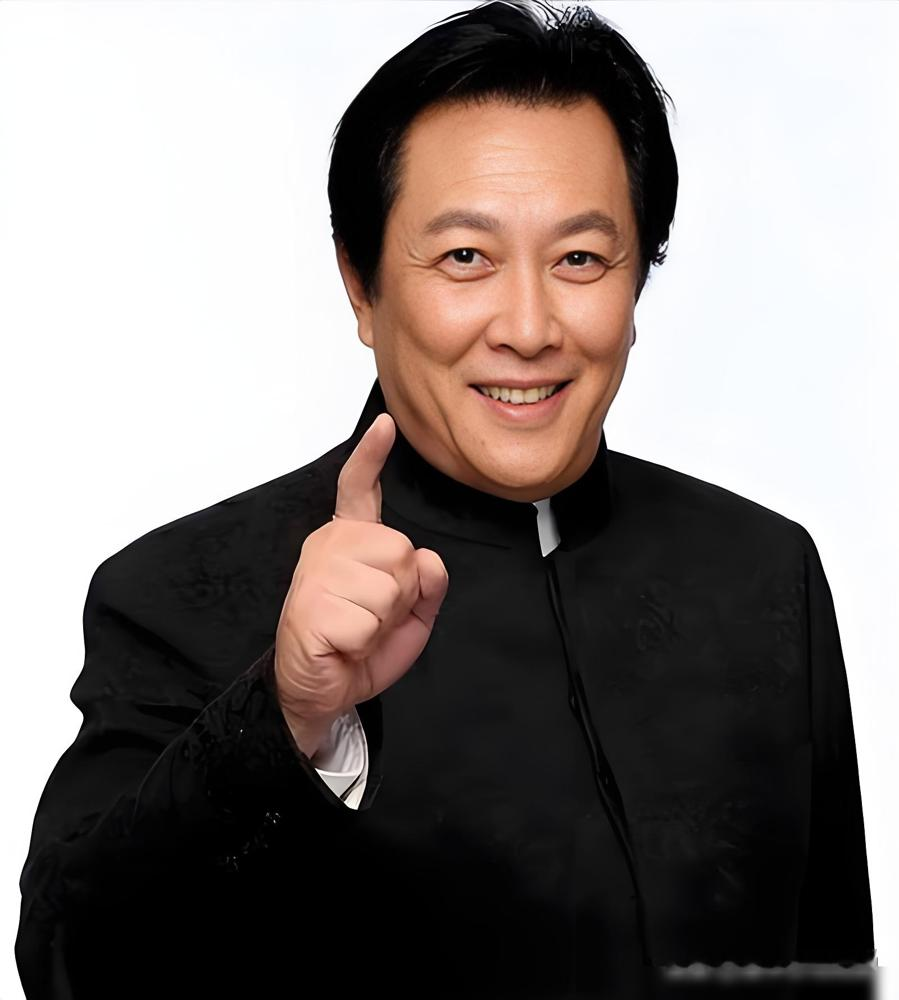 74岁唐国强站台上，笑眯眯甩出一句没什么秘诀，台下年轻人直接炸了。
金鹰节开幕，问他为啥80后90后00后三代人都买账。老唐说，你们玩梗带我，我就跟着学。AI也研究，微短剧也拍。
别的老艺术家端着，他偏不。年轻人喊老唐你还能这样，他乐呵接住，回头真去学了。
七十多岁的人，愣把自己活成了个老网民