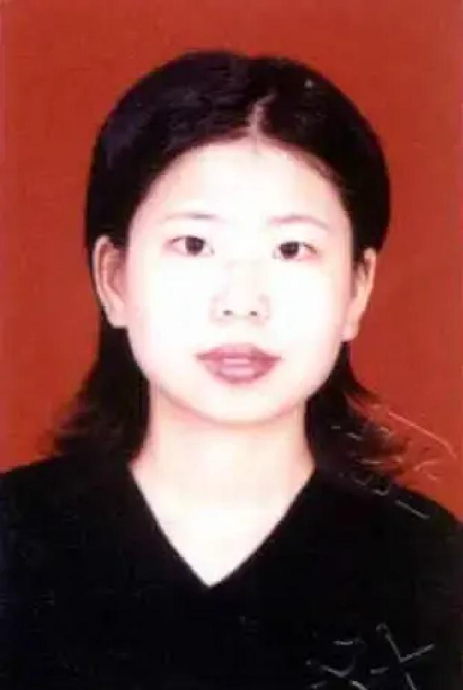 1981年，15岁的王传福刚埋完母亲，两年前父亲病逝，如今母亲也走了，一个家瞬间塌了大半，五个姐姐早已出嫁，妹妹送去亲戚家寄养，家里只剩下刚成年的哥哥王传方、新婚不久的嫂子张秀菊，和正读高中的王传福。
 
王传福捏着通知书，指节发白。张秀菊没看他，转身掀开炕席，又蹲下摸柜子底。哥蹲在门槛上，闷头卷旱