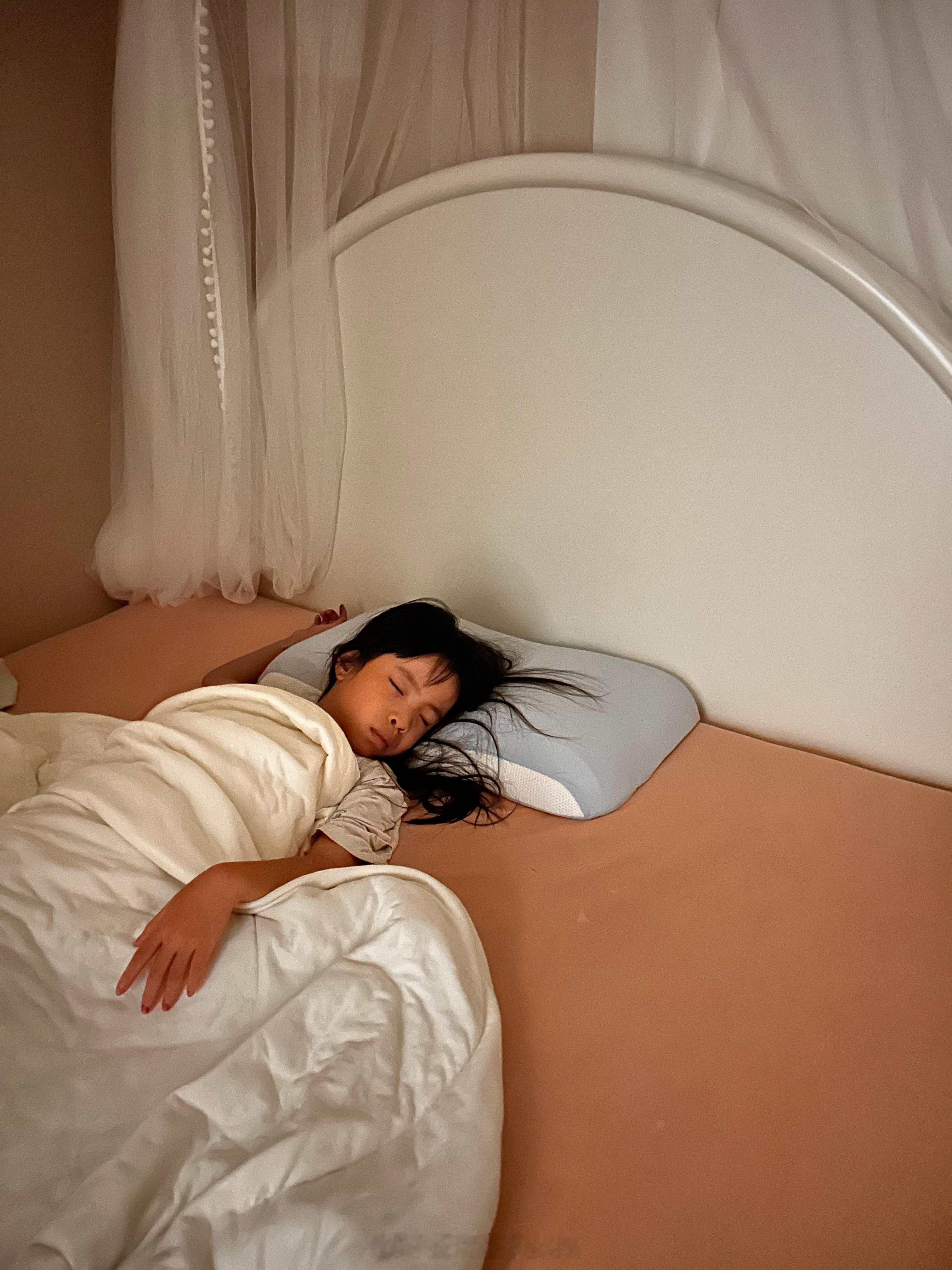 昨晚直播，妹妹又是一晚上自己照顾自己因为老刘也没空早回家  她洗完澡吹...