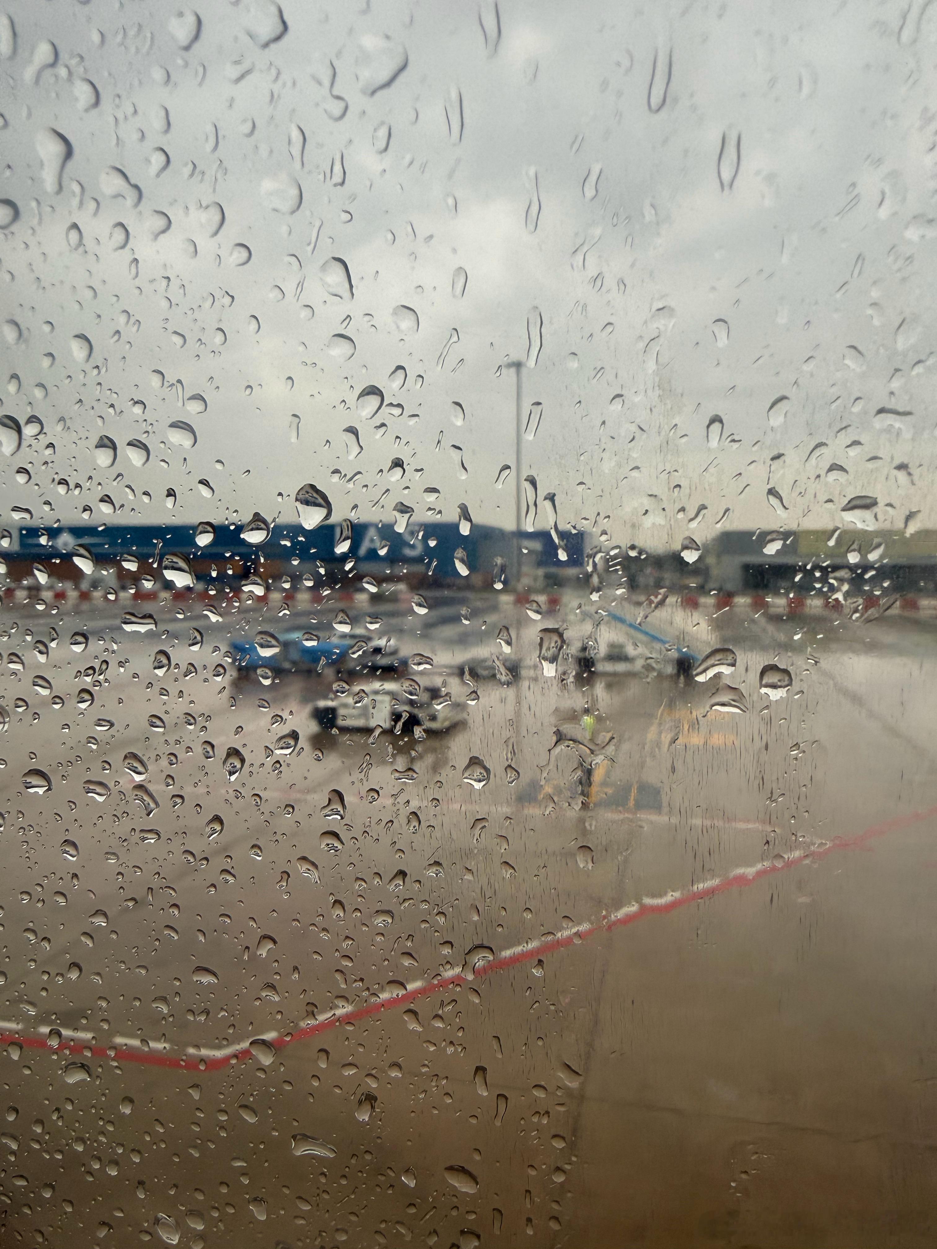终于坐上回国的飞机✈️了
感觉终于可以喘气了
难以想象最后这一个月的忙碌
最后一周的团队各种开会
最后一天原本故意留出来的时间也被突然的事情塞满
上午被客户突然叫去开会开启🔛新项目
下午Meta突然被封了立即找人开会解决
晚上儿子👦学校的开放日
被塞得满满的[裂开]
我很不喜欢这种被搞得手 ​